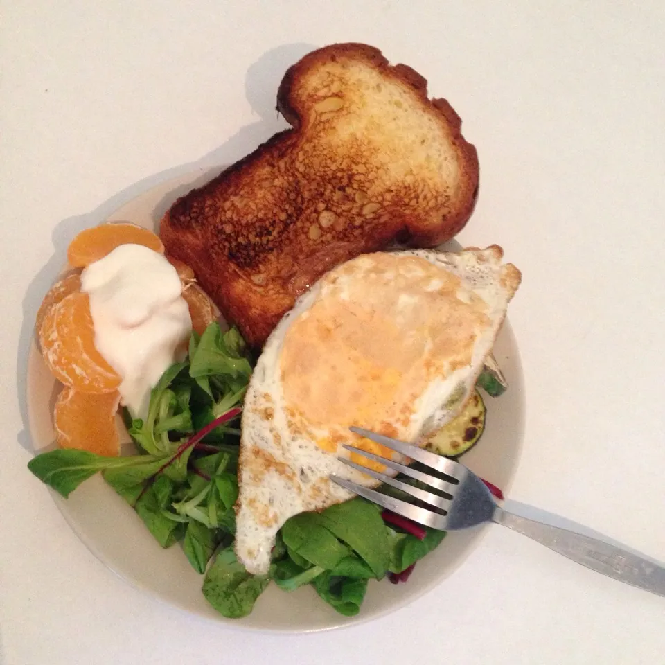 Good Morning! Brioche, Fried egg, Courgettes, Salad leaves, Satsuma oranges, Yogurt|Meeさん