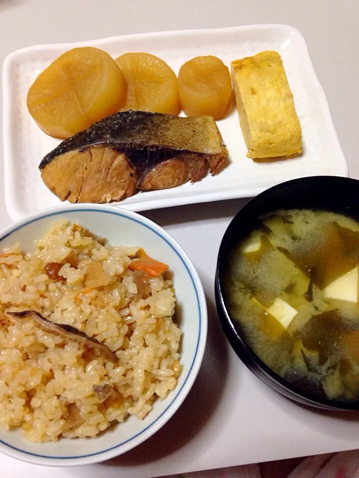 Snapdishの料理写真:ぶり大根、だし巻き玉子、炊き込み御飯、お味噌汁|あっちゃんさん