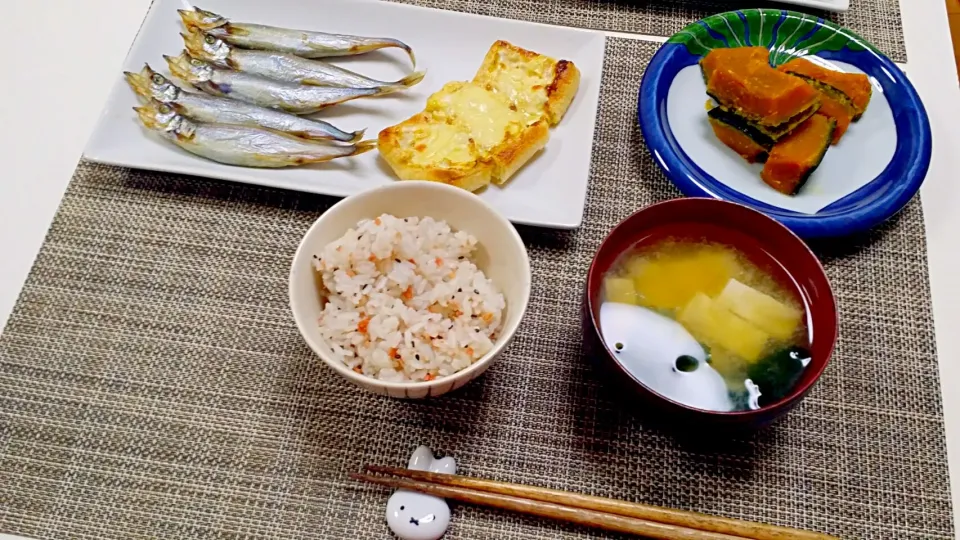 今日の夕食 ししゃも、油揚げのねぎマヨチーズ焼き、かぼちゃの塩麹煮、豆腐とわかめの味噌汁|pinknari🐰🌈さん