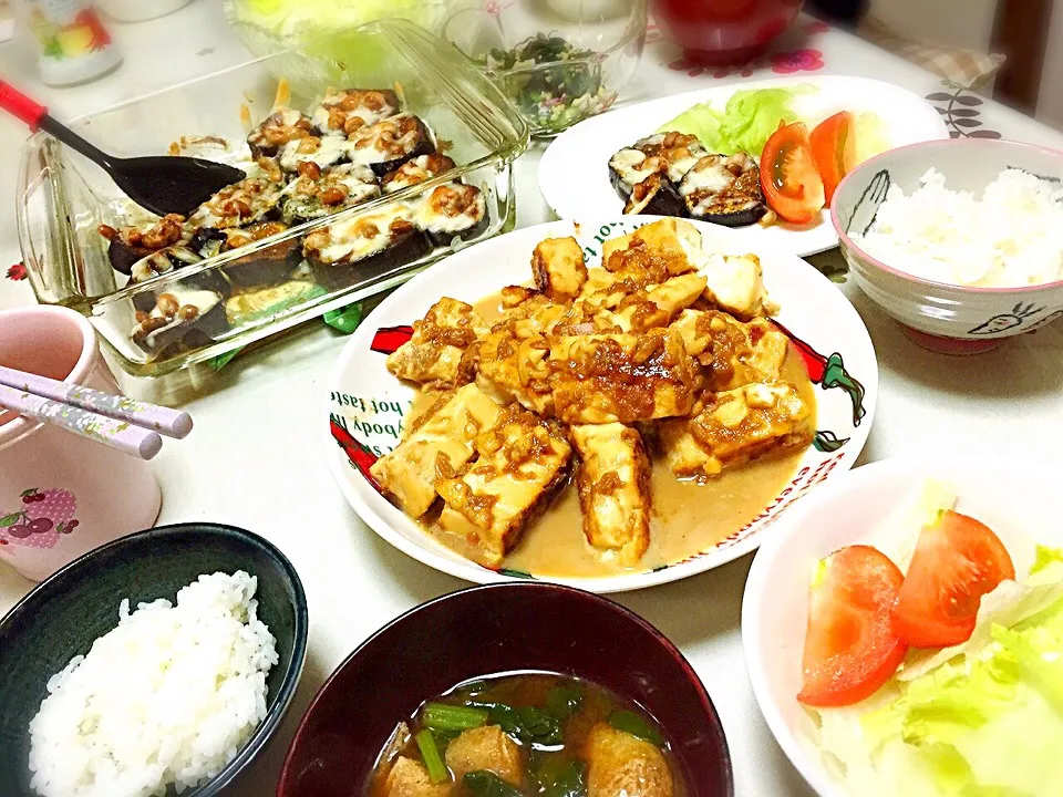 焼きナス納豆チーズ、豆腐のシーチキン煮、蕪の味噌汁、野菜サラダ|かなさん