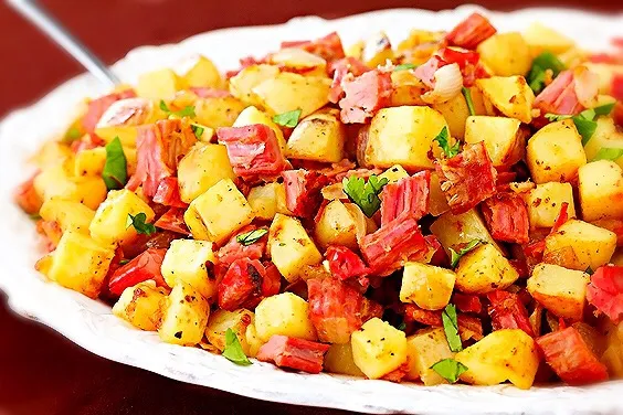 Chopped corned beef and potatoes, fried up with onions 😍✨|Liezlさん