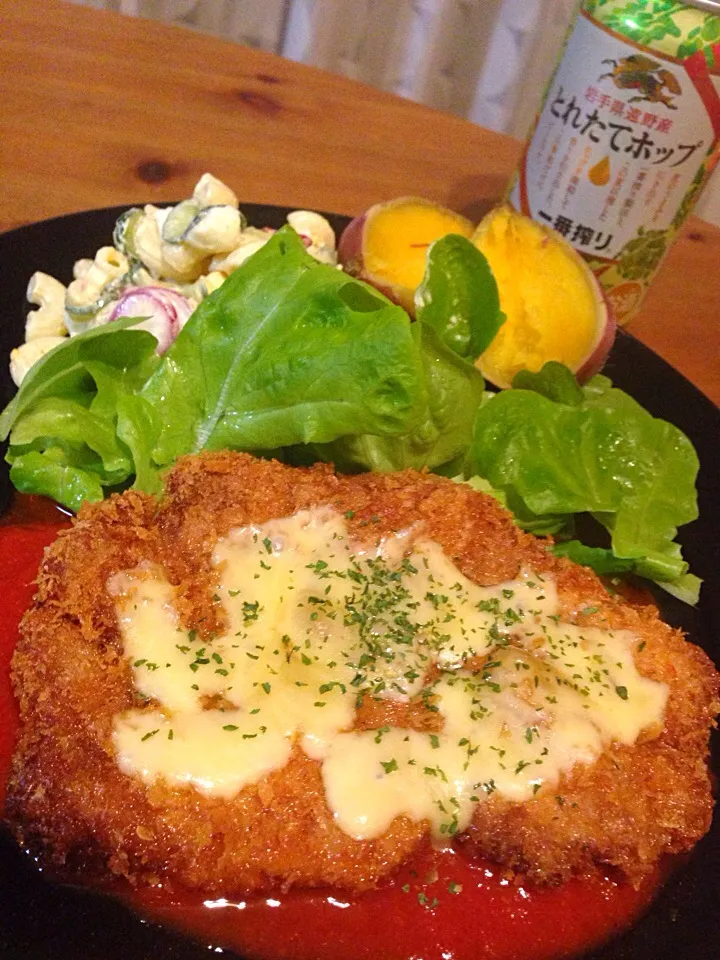 このトンカツマジ美味ぇ✨と息子に褒められた💕チーズ乗せで、トマトソース🍅|アイさん