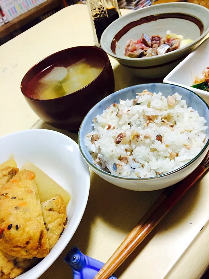 さんまの炊かず飯、ほうれん草のおひたし、大根とがんもの煮物、さんまのたたき塩レモン和え、大根と豆腐の味噌汁|はしもさん