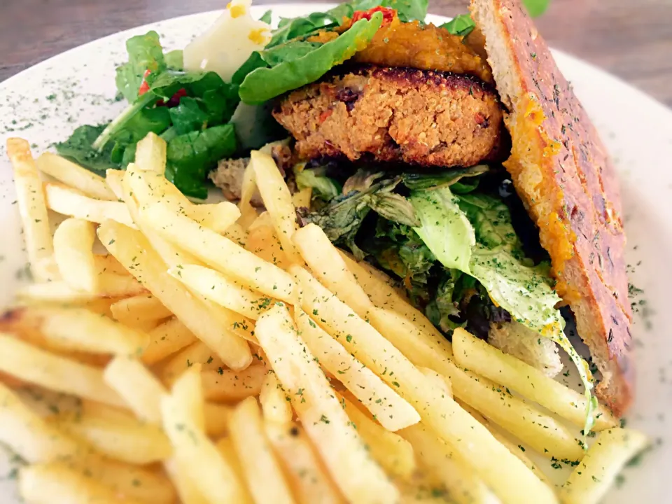 Quinoa vegetarian burger, spiced pumpkin purée, sundried tomato & Pecorino salad and fries|Sergio Lacuevaさん