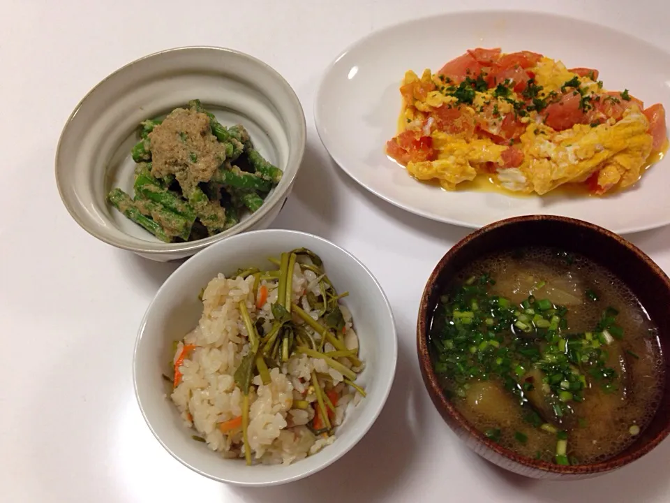 炊き込みご飯、トマトの卵炒め、インゲン胡麻和え、茄子と玉ねぎのお味噌汁|たえさん