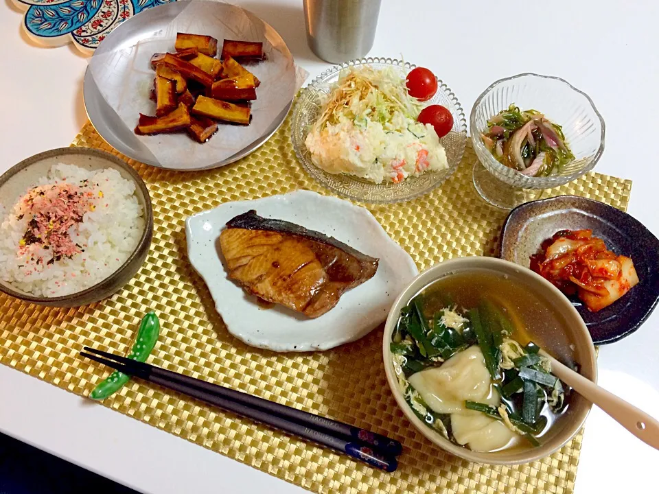 鰤照りと水餃子ニラスープに大学芋に酢の物ポテサラ晩ご飯|ともりんさん