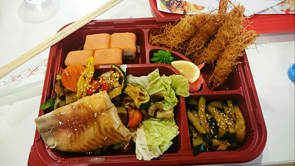 bento in cafe: grilled fish and vegetables,  with sushi,  kataifi shrimp 🍤 and cucumber salad #Bento #Fish|Keryeさん