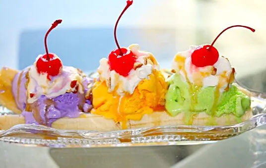 Ube(purple yam), Mango & Pandan ice creams on banana split 🍦✨😍|Liezlさん