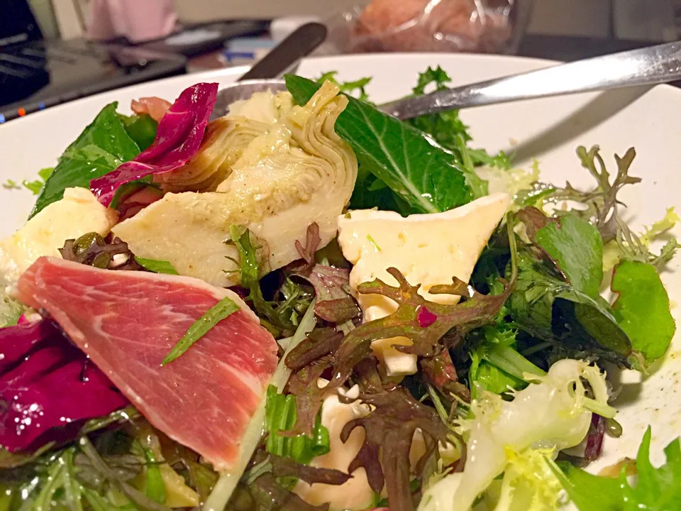 Fresh rocket, artichoke and Brie cheese salad tossed with lemon cappers dressing|Hiroyuki Miyagiさん