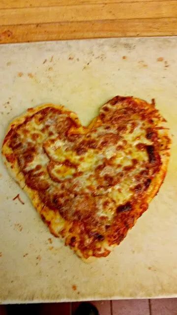 Heart shaped pepperoni and cheese pizza|CherylAnn Wheelerさん