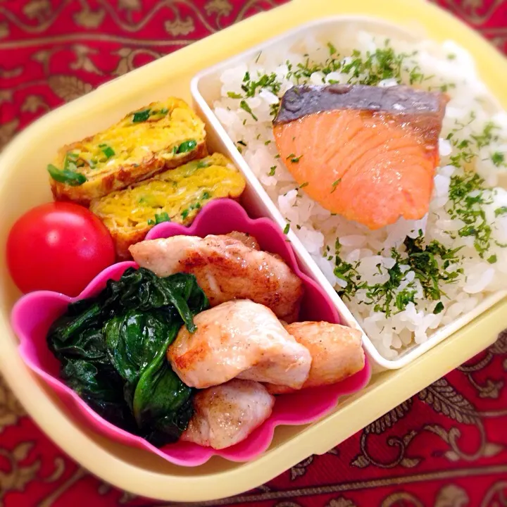 鶏ささみとほうれのソテーと焼き鮭弁当|もえさん