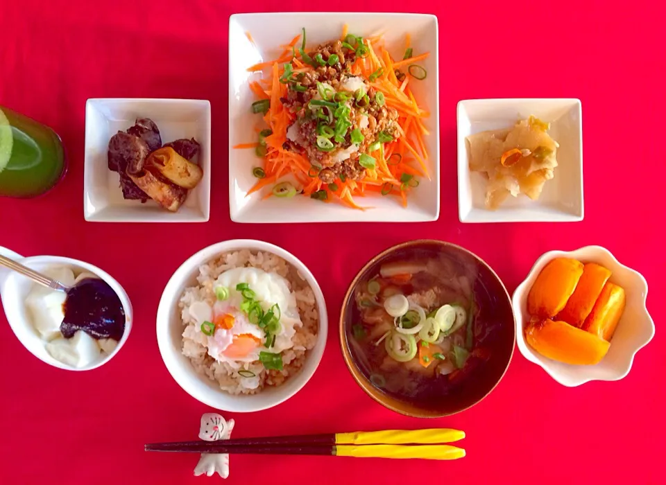 Snapdishの料理写真:朝ごはんは勝負飯^o^はみちゃん定食❗️温泉卵ごはん、すいとん汁、人参サラダに納豆、大根おろしに三升漬けのっけ、レバー甘辛炒め、ヤーコンの三升漬け、プルーンジャムヨーグルト^_−☆たっぷり人参で（笑）目ぱっちり👀|はみちゃんさん