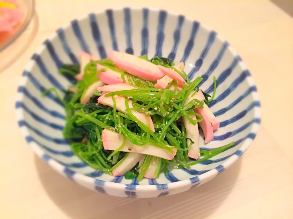 Snapdishの料理写真:三つ葉とかまぼこのわさび醤油和え♪|tomatoさん