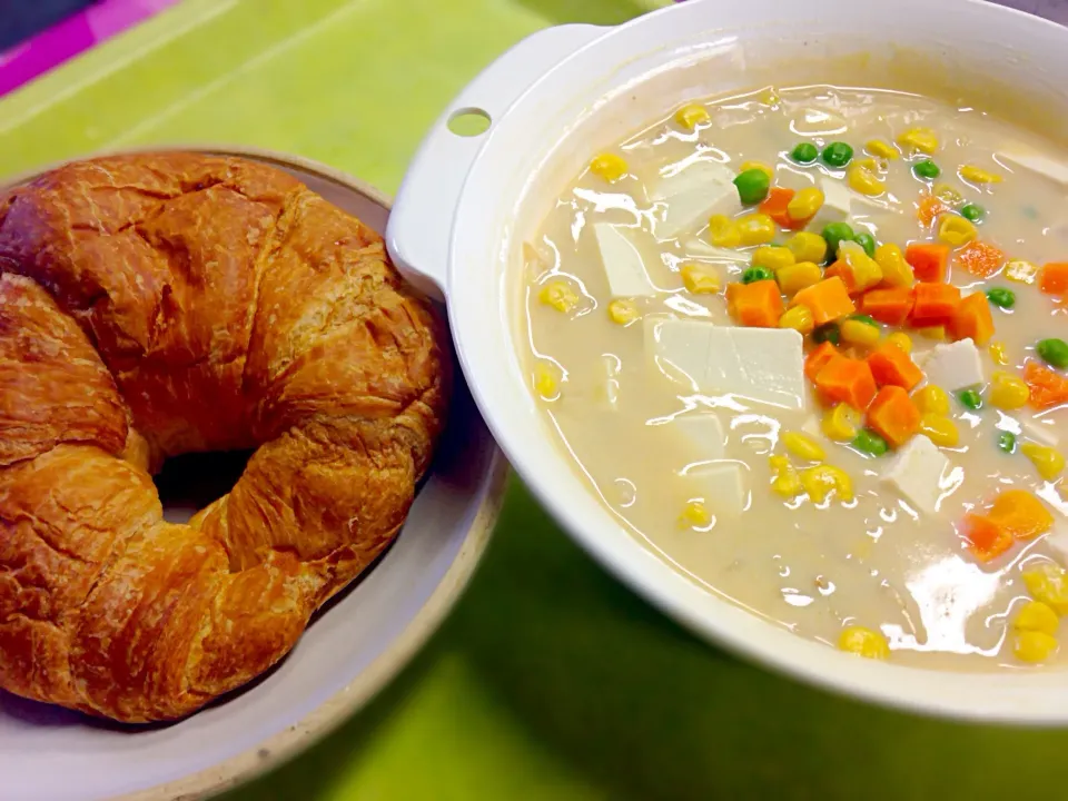 Snapdishの料理写真:白菜とお豆腐のホワイトシチュー🍴|マニラ男さん