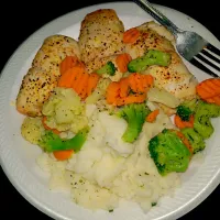 Snapdishの料理写真:Stuffed sole with garlic chive mashed potatoes & sauteed broccoli,carrots and califlower 😋
 #goodeats  #healthyeating   #itsabouttobegone|Belleさん