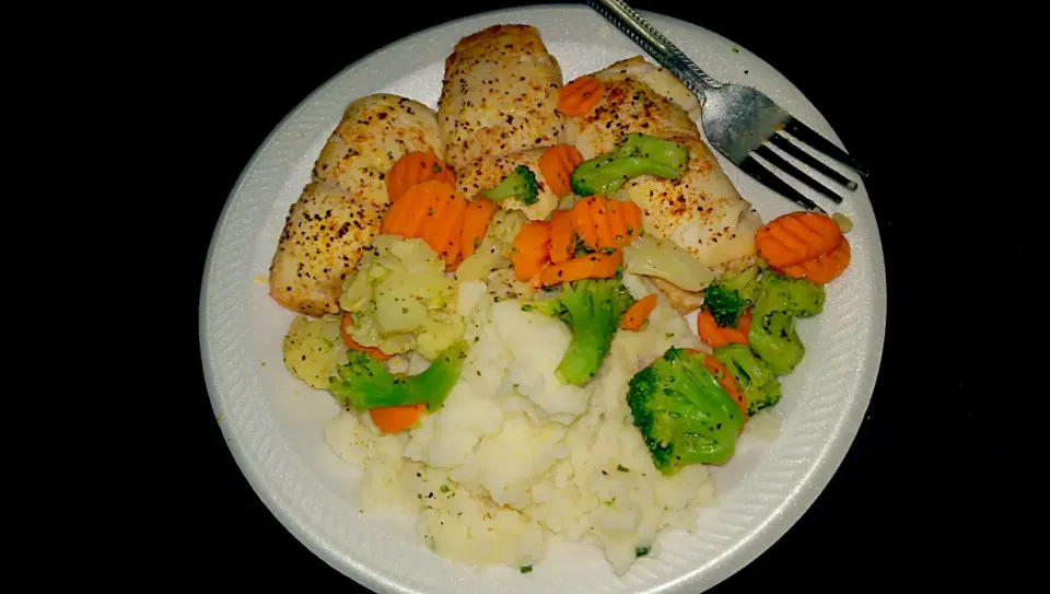 Snapdishの料理写真:Stuffed sole with garlic chive mashed potatoes & sauteed broccoli,carrots and califlower 😋
 #goodeats  #healthyeating   #itsabouttobegone|Belleさん