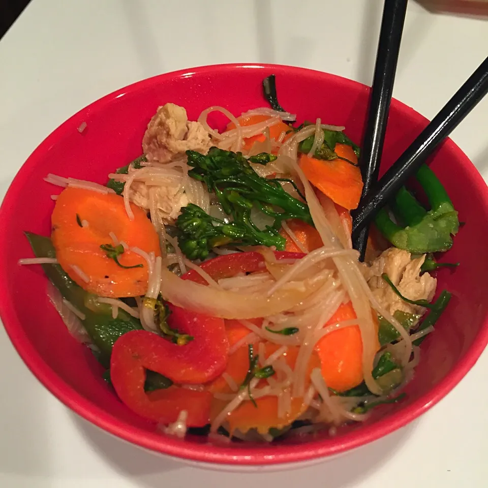 Brown rice noodle stir fry with veggie chicken, bell peppers, carrots, broccoli and onion|victoria valerioさん