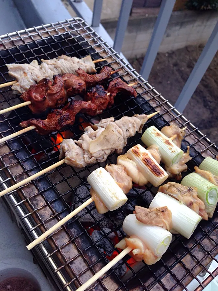 Snapdishの料理写真:ベランダで焼き鳥〜。寒空の下、厚着して飲んでまーす^_^|MORiさん