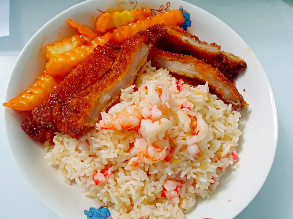 Lunch for 👨
Crabmeat Prawns Fried Rice by me. 👄💋👅
Pork chops from lunch out today😜|🌷lynnlicious🌷さん