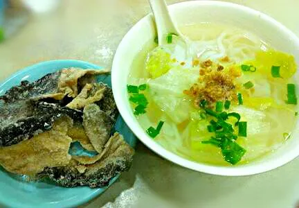 Snapdishの料理写真:トッピングは魚皮!麺はフォーで!|ふかرさん