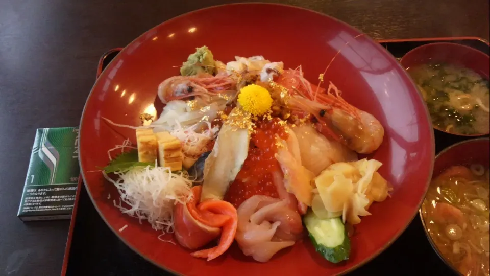 Snapdishの料理写真:山形県庄内漁港のそばで海鮮丼!!!!!でかいんよー!!!!!!!!!!|あゆ亭さん