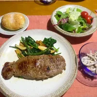 Snapdishの料理写真:☆ステーキ、☆ごぼうとレンコンのサラダ、☆手作り玄米ご飯入りパン、☆ベビーリーフのサラダ・キウィドレッシング|yukomama♪さん