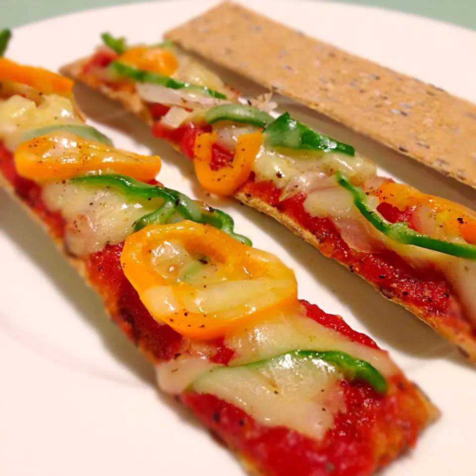 Whole grain cracker based pizza🍕|yeluさん