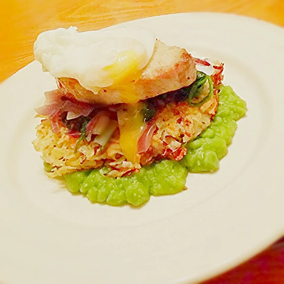 potato rosti with pureed peas, grilled pork medallion, wilted spinach, red pnion and a poached egg|Vanessa Webbさん