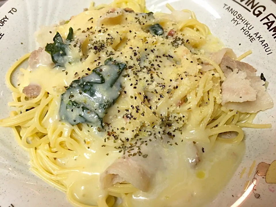 Snapdishの料理写真:豚バラ肉てほうれん草のパスタ カルボナーラソース|shenhuaさん