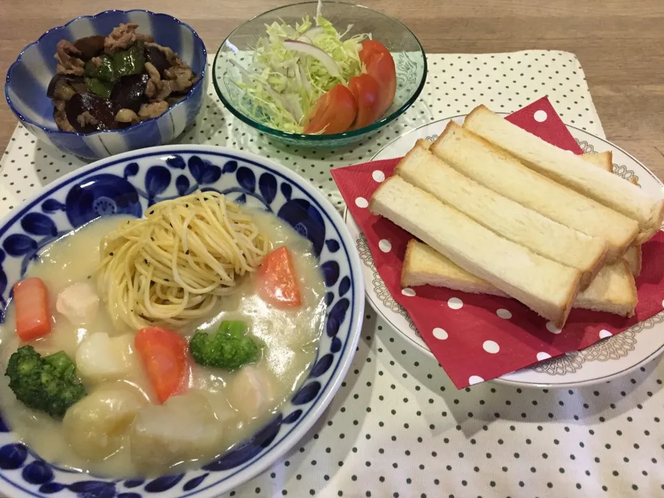 Snapdishの料理写真:シチューパスタ＆パン・豚肉と茄子ピーマンの油炒め甘辛醤油・キャベツとトマトサラダ|まーままさん