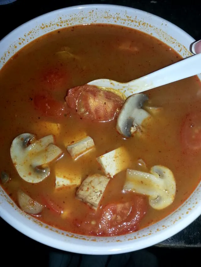 very Simple Tom yum soup with tofu, mushrooms, and tomato.|Polly Gelfusoさん