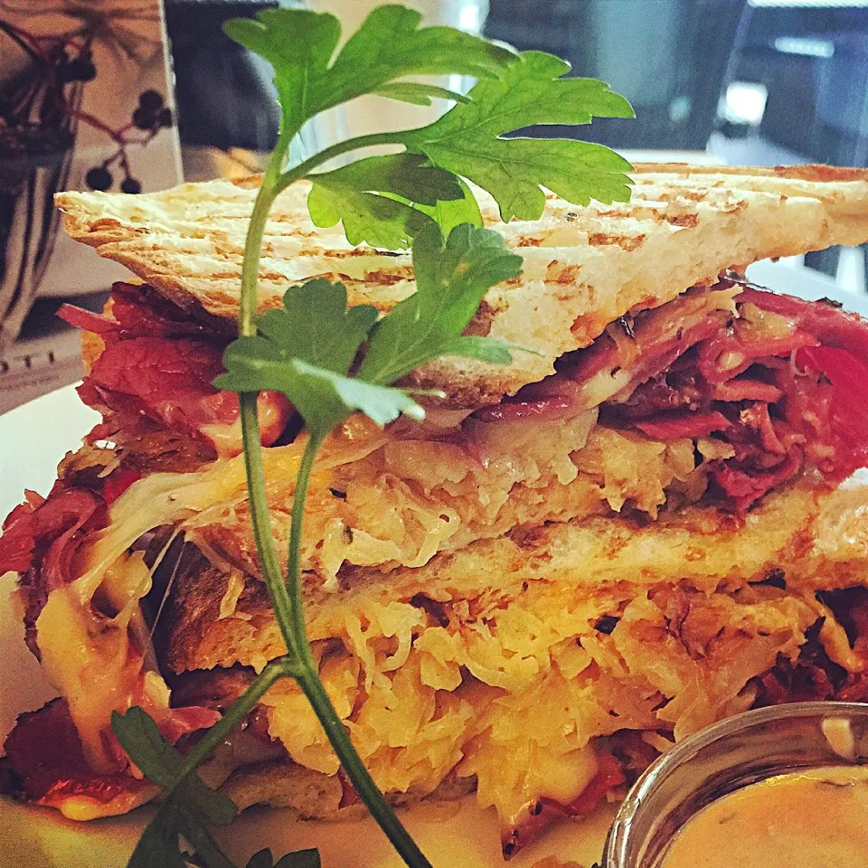 N.Y.C Reuben Sandwich, pastrami beef, sauerkraut and Swiss cheese with thousand island sauce|Hiroyuki Miyagiさん