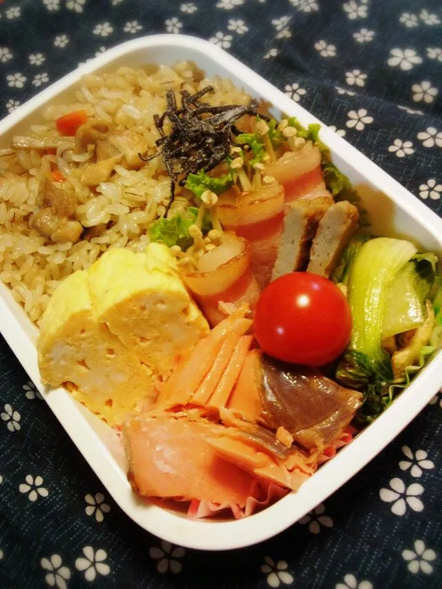 11月12日(水)　高1男子弁当
鶏ごぼうおこわ、えのきベーコン、焼き鮭、だし巻き玉子、チンゲン菜と薄あげの煮浸し、じゃこ天、プチトマト|Tomokoさん