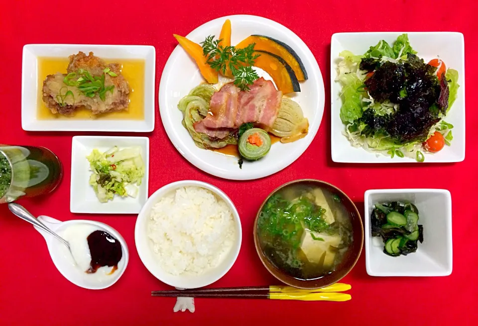 Snapdishの料理写真:朝ごはんは勝負飯^o^はみちゃん定食❗️たっぷり野菜^_−☆白菜のステーキベーコンのせ、韓国海苔たっぷり野菜サラダ、ザンギ大根おろし煮、白菜漬け、ワカメときゅうりの酢の物^_−☆今日もたっぷり野菜摂りました（笑）身体が喜んでいます（笑）ご馳走様でした^_−☆|はみちゃんさん