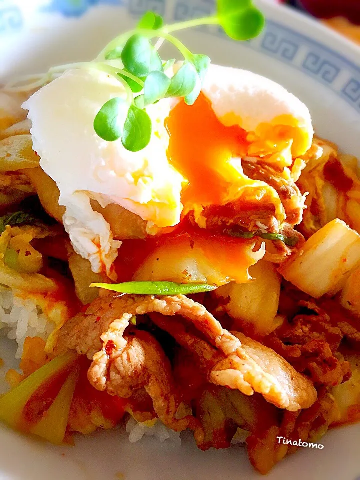 豚キムチ丼！ヘルシーにキムチ少なめ、白菜多く入れて、スライスチーズをご飯の上に乗せてみたら合いました！|Tina Tomoko😋さん