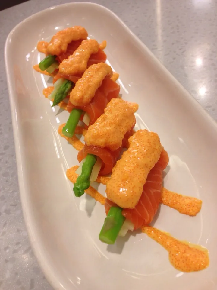 Snapdishの料理写真:Salmon roll|Goong Gumpさん