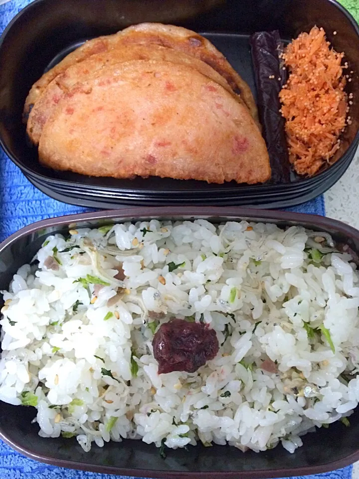 First attempt at a bento box. Sushi rice with white bait and preserved seaweed and shiso pickled plum; luncheon meat, salmon flakes with mentaiko and a shiso pi|Ong Sor Fernさん