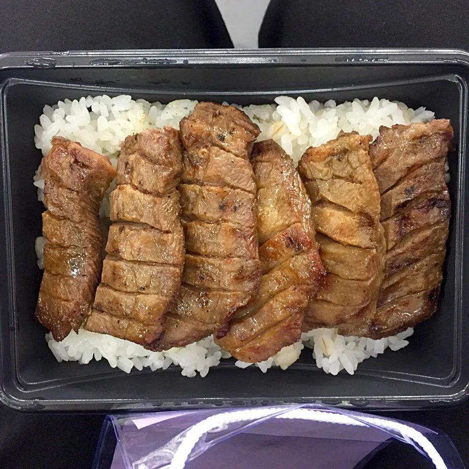 利久さんの牛タン弁当❤️|Frau₍ᐢɞ̴̶̷ ·̮ ɞ̴̶̷ᐢ₎さん