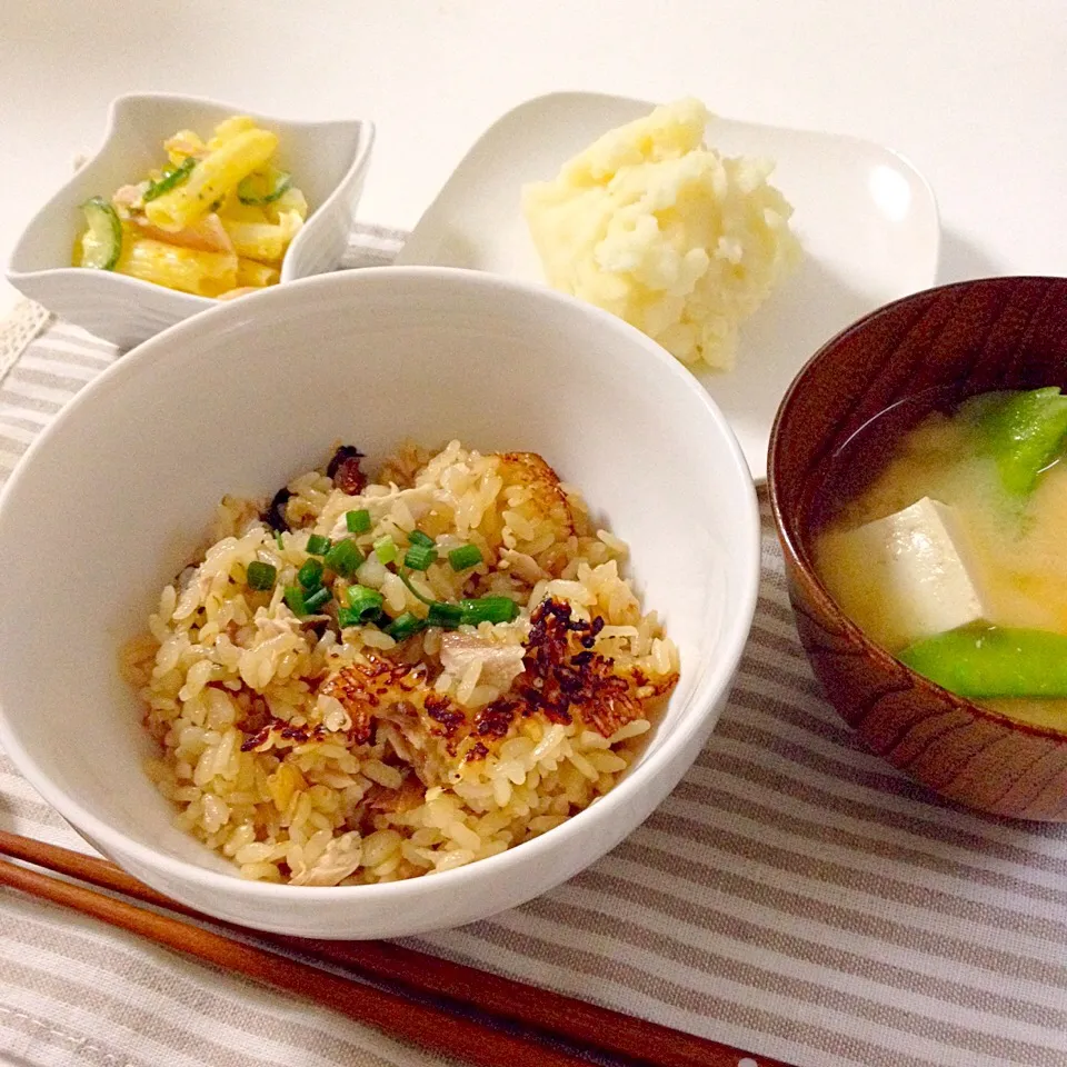 焼きサンマの炊き込みご飯・バターポテト・お味噌汁(絹さや×豆腐)|Accaさん