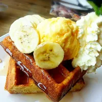 waffle with banana and ice cream|mydearnitaさん