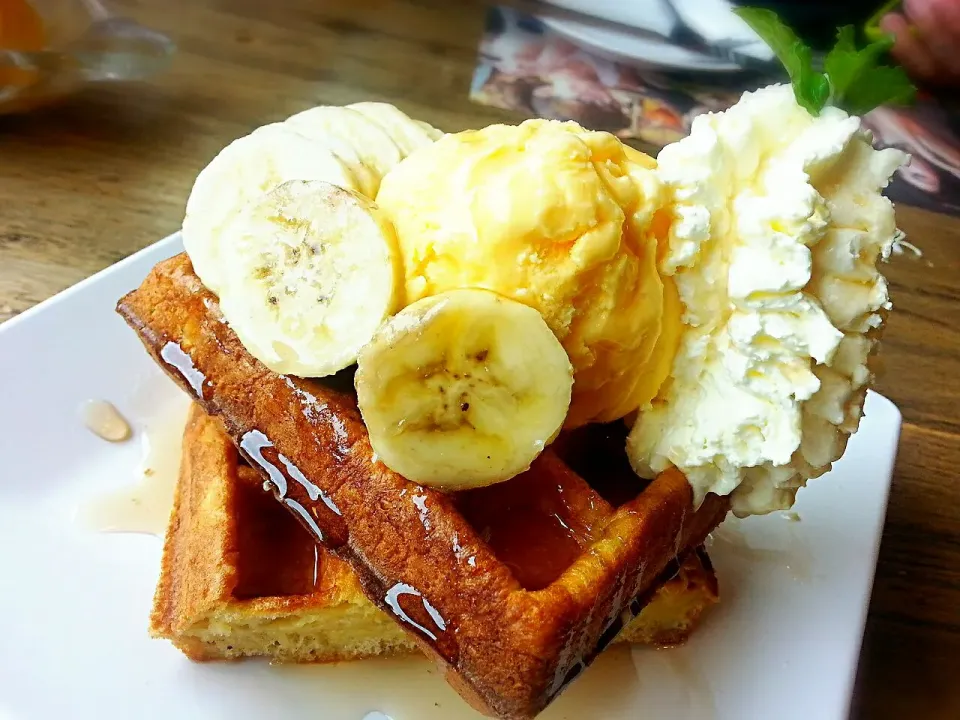 waffle with banana and ice cream|mydearnitaさん