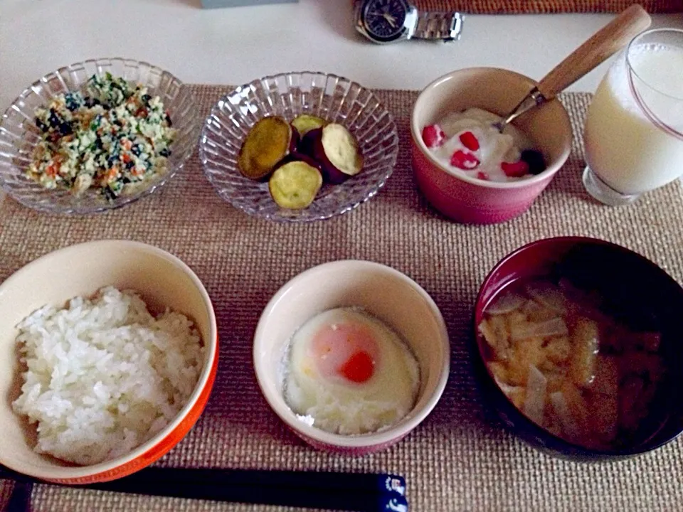 Snapdishの料理写真:温泉卵 ほうれん草白和え サツマイモ甘煮 大根の味噌汁 ヨーグルト 牛乳|にゃろめさん