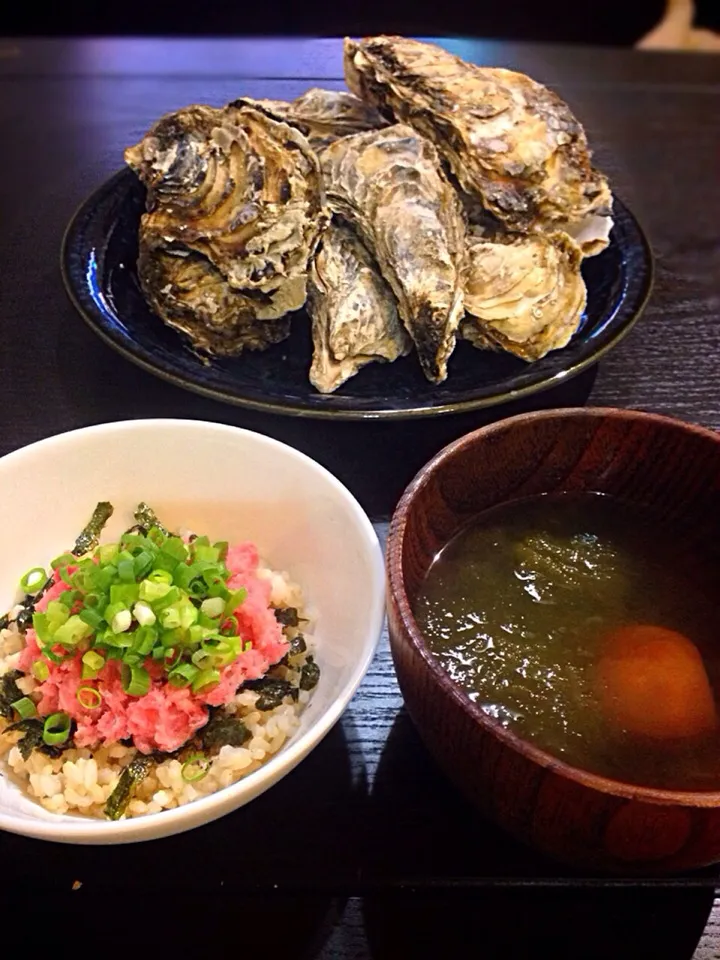 Snapdishの料理写真:⭐️ネギトロ丼 ⭐️とろろ昆布と梅のお吸い物 ⭐️蒸し牡蠣|よっちぃさん