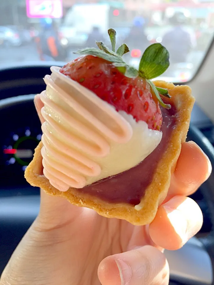 Snapdishの料理写真:White chocolate covered strawberry tart|PhUnGさん