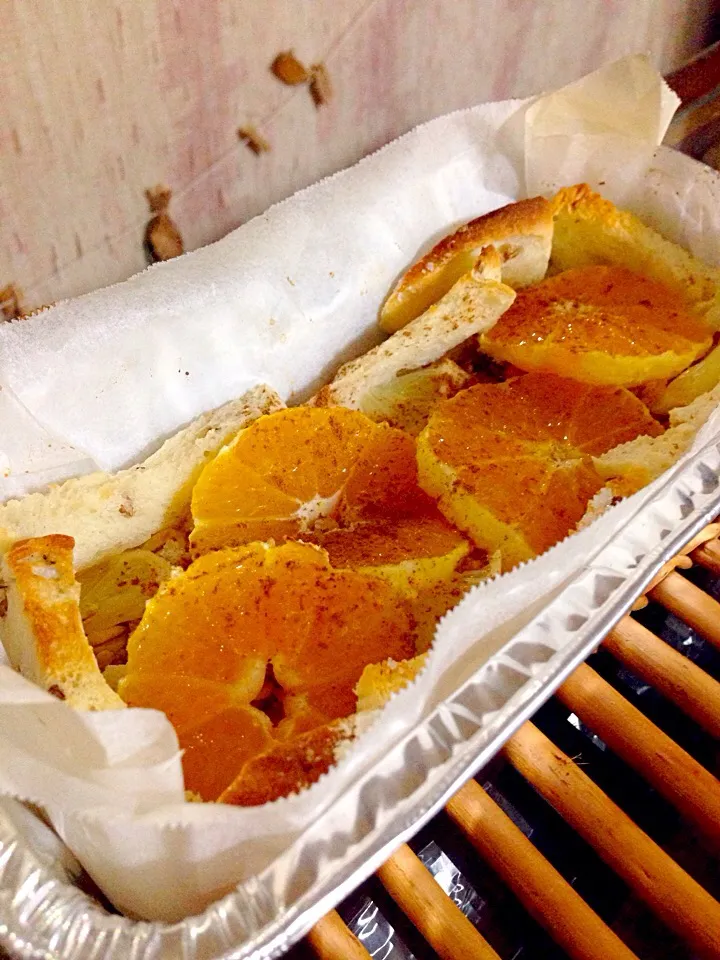 残り物の🍞パンとフルグラ、味が抜けた蜜柑🍊と少しの檸檬を重ね重ねて🌿ハーブのお酒とお砂糖、シナモンをふりかけ焼いたらおいしいデザートになりました。|Kumi_loveさん