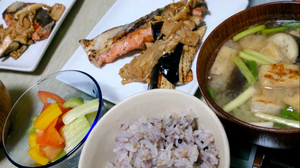 秋鮭(なすの素焼きとキノコのレモンバーター炒め添え) 茄子と焼き油揚げの味噌汁 ピクルス|ちびねこさん