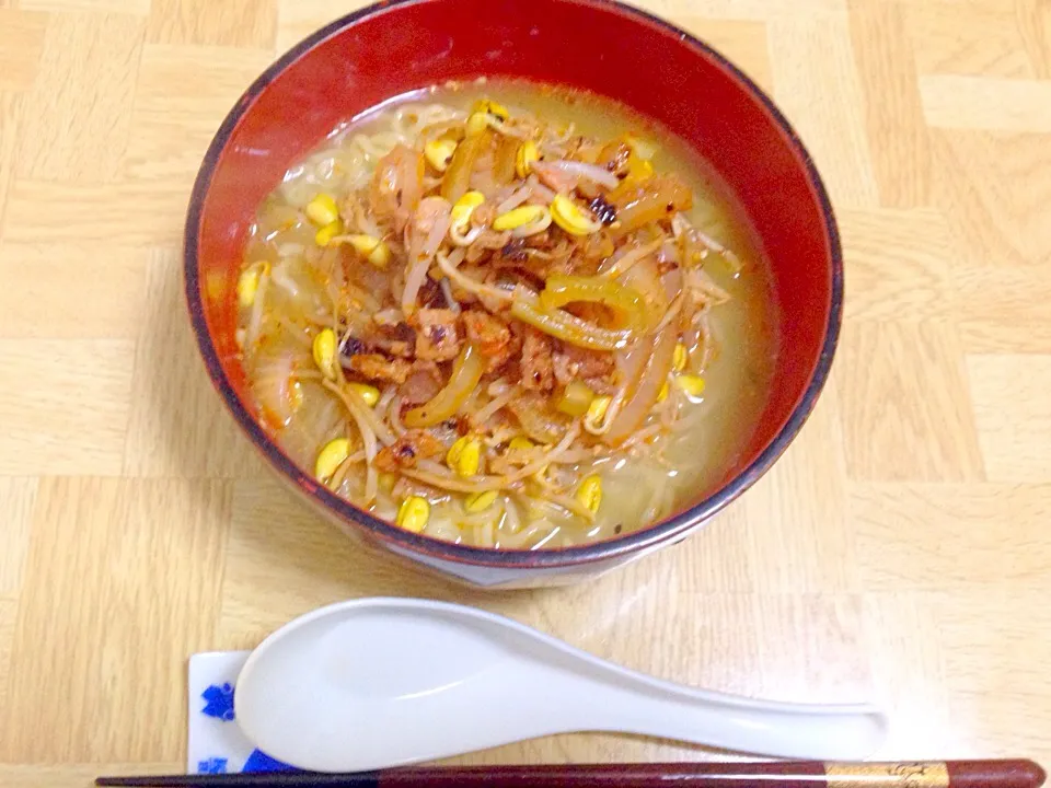 豆もやしと玉葱と刻みチャーシューの食べるラー油和えトッピングラーメン|Tarou  Masayukiさん