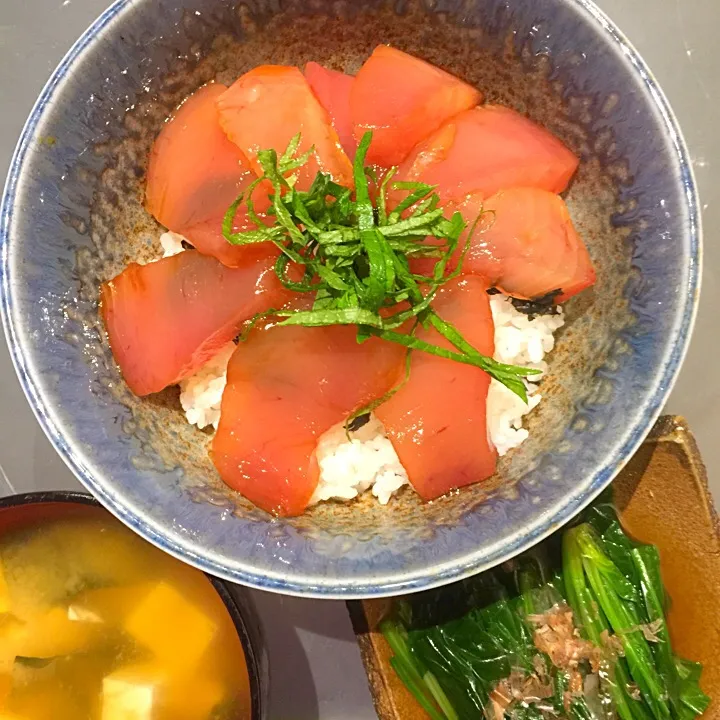 マグロの漬け丼、ほうれん草のお浸し、お味噌汁|ぺろたんさん