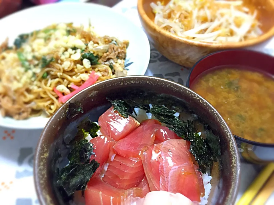 Snapdishの料理写真:漬け丼、やきそば、もやしとクラゲサラダ|もじゅさん