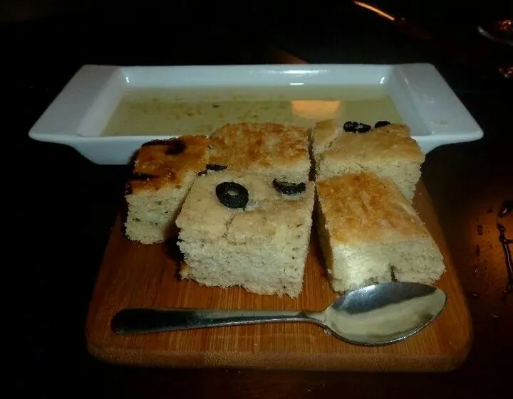 Olive foccicia bread with garlic dipping oil.|Polly Gelfusoさん